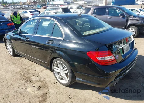 2012 Mercedes-Benz C 250 Sport z USA, uszkodzony, nr VIN WDDGF4HB2CR207974